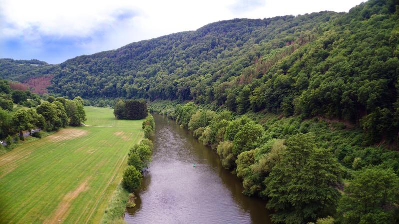 Flüssen wieder mehr Raum zu geben, gehört zu den naturbasierten Maßnahmen gegen Hochwasser. Hier die Lahn von oben.