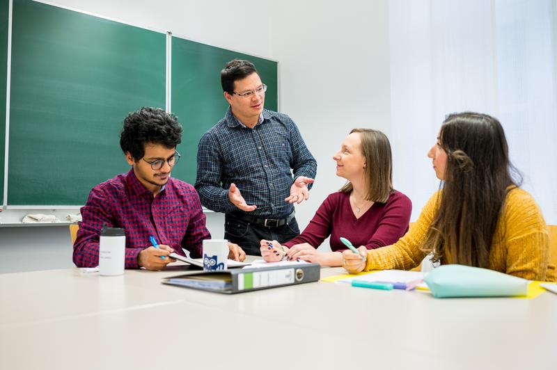 Dr. Theo Jäger (Mitte) leitet das Graduiertenprogramm der Saar-Universität.