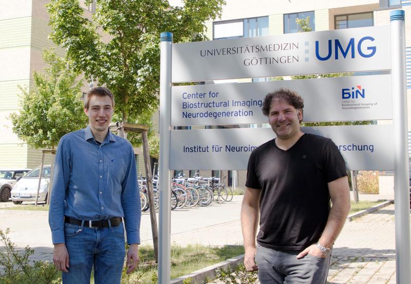From left to right: Christoph Gerdes and Felipe Opazo at the entrance of the Center for Biostructural Imaging of Neurodegeneration (BIN) of the UMG. 
