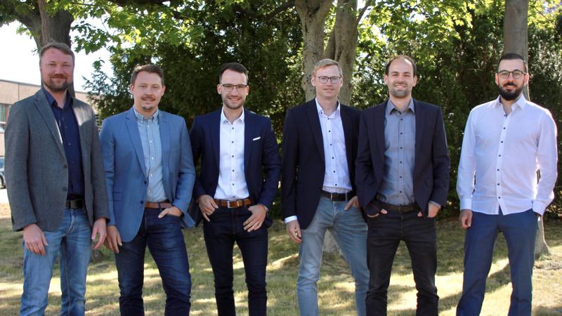 Das Gründerteam Philipp Arnold, Lasse Berling, Dr. Jakob Jung, Axel Helm mit dem wissenschaftlichen Mentor Prof. Dr. Henning Zeidler (links) und Andre Uhlmann vom Gründernetzwerk SAXEED (rechts).