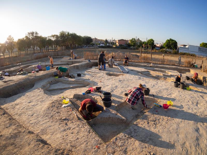 Grabung in der chalkolithische Mega-Siedlung (3. Jahrtausend v. Chr.) von Valencina de la Concepción bei Sevilla, Spanien 