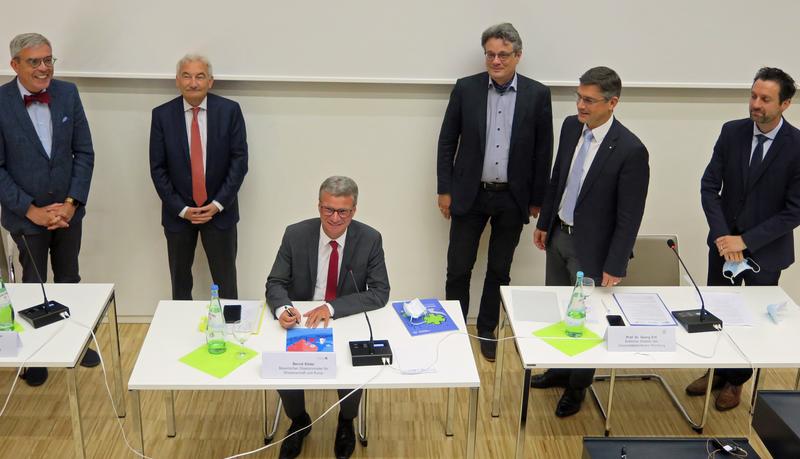 Bayerns Wissenschaftsminister Bernd Sibler (vorne) übernahm die Schirmherrschaft für das Würzburger STAAB-COVID-Programm – im Beisein der Professoren Matthias Frosch, Georg Ertl, Peter U. Heuschmann, Stefan Störk und Christoph Maack (von links).