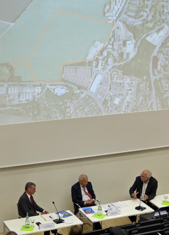 Joachim Fuchs, Leitender Baudirektor Staatliches Bauamt Würzburg (rechts), begeistert über den Planungsbeginn auf dem Erweiterungsgelände Nord des UKW, links Staatsminister Bernd Sibler, in der Mitte der Ärztliche Klinikumsdirektor Prof. Dr. Georg Ertl.