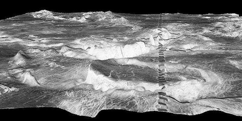 Der kreisrunde Berg im Vordergrund ist eine 500 Kilometer grosse Corona in der Galindo-​Region der Venus. Die dunklen Rechtecke sind ein Artefakt. 