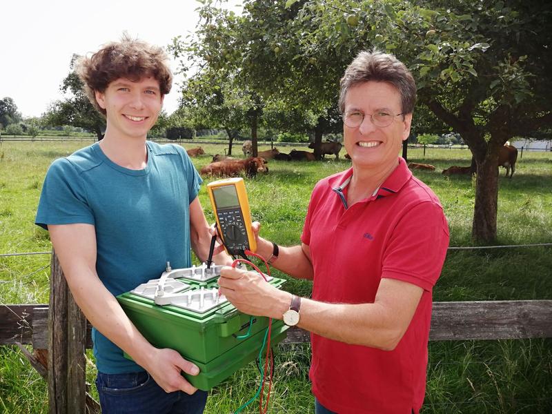 Forschung im grünen Bereich: Jonathan Schubert und Prof. Dr. Karl-Heinz Pettinger (v.l.) freuen sich am Technologiezentrum Energie über die erfolgreiche Bewerbung beim BayWISS-Verbundkolleg „Life Sciences und Grüne Technologien"