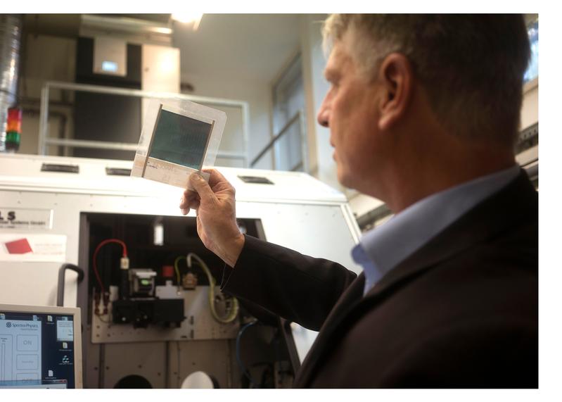 Prof. Dr. Heinz P. Huber forscht am Laserlabor der Hochschule München zu Verfahren, die bei der Herstellung von Dünnschichtsolarzellen mit dem Pikosekundenlaser zwanzig tausend Tonnen CO2 pro Jahr sparen 