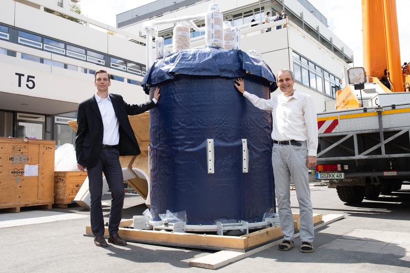 Prof. Dr. Markus Zweckstetter (links) und Prof. Dr. Christian Griesinger vor dem neuen 1,2-GHz-NMR-Spektrometer.