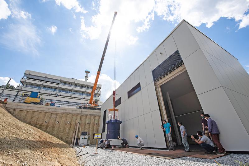 Der 60-Tonnen-Kran setzt das 8 Tonnen schwere NMR-Spektrometer unversehrt vor seinem neuen Standort ab. 