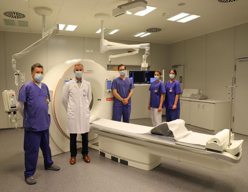  In der Zentralen Interdisziplinären Notaufnahme (ZINA) unterstützt ein neues CT-Gerät das Radiologie-Team um Professor Meinrad Beer, Ärztlicher Direktor der Klinik für Diagnostische un