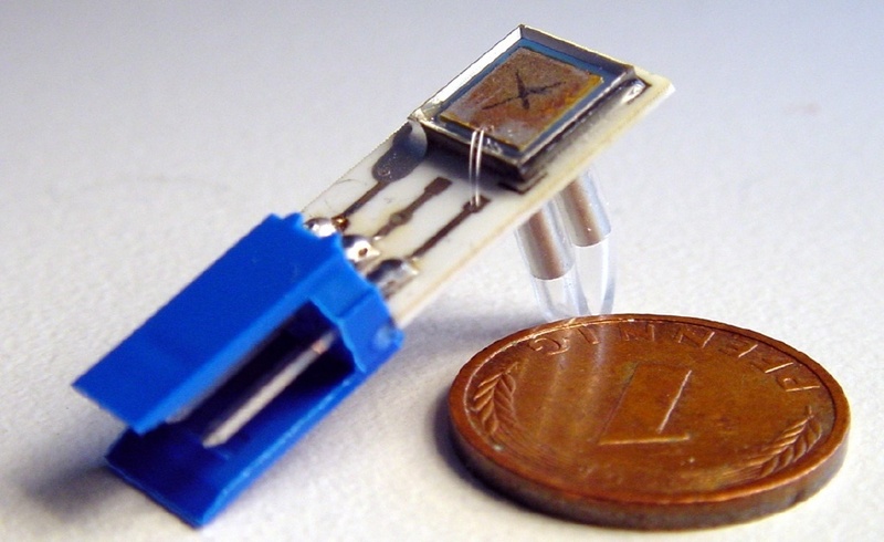 Die kommerziell erhältliche Mikropumpe fördert und dosiert kleinste Volumina in Geräten für Labor und Biotechnologie. ©Fraunhofer IMS