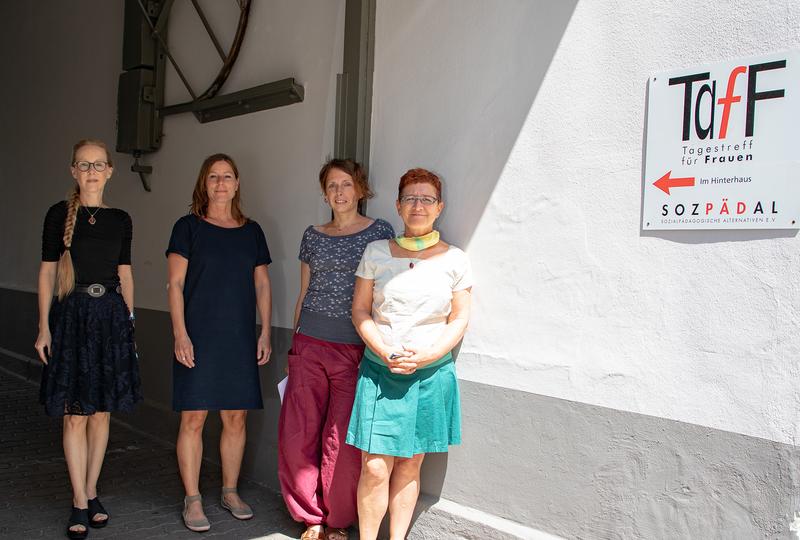 Prof. Dr. Dr. h. c. Claudia Wiepcke (l.) mit Sozialarbeiterinnen und Sozialplanerin Regina Heibrock (2.v.l.) im Karlsruher Tagestreff für Frauen.