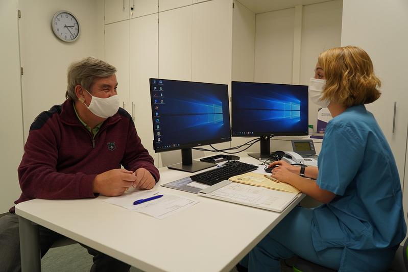 Dr. Isabell Pink im Gespräch mit einem Patienten. 