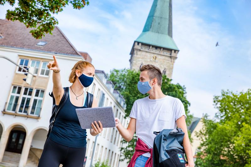 Die widrigen Umstände erfordern besondere Maßnahmen: Wer zum Wintersemester neu sein Bachelorstudium an der Uni Osnabrück aufnimmt, bekommt einen OSKA zur Seite gestellt. 