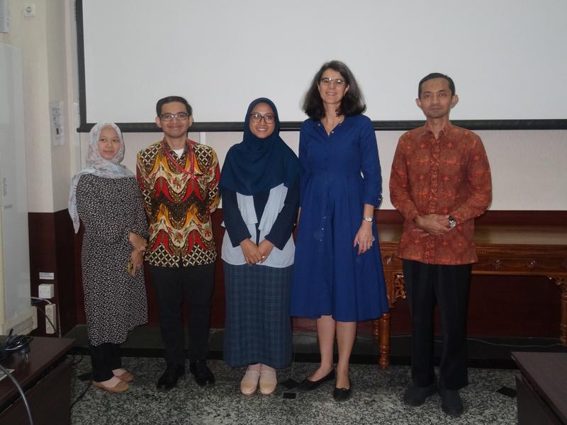 Wie kann die Politik Biolandbau in Indonesien fördern? Die Passauer Agrarsoziologin Prof. Dr. Martina Padmanabhan (2. von rechts) präsentierte die Erkenntnisse des BMBF-Forschungsprojekts IndORGANIC Noor Avianto, dem stellvertretenden Direktor des Min