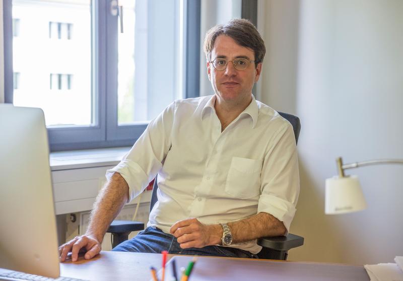 Alexander Gallus ist Professor für Politische Theorie und Ideengeschichte an der TU Chemnitz.