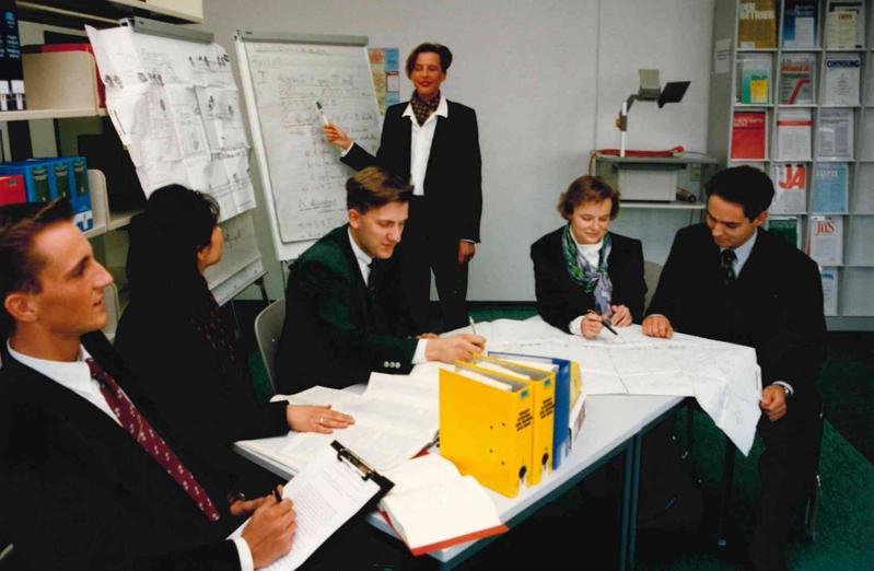 Als die Hochschulabteilung Recklinghausen 1995 den Lehrbetrieb aufnahm, nutzte sie noch Räume in einem Büro- und Geschäftsturm am Kaiserwall in der City von Recklinghausen.