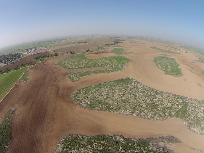 Inseln von Buschhabitaten inmitten einer landwirtschaftlichen Fläche in Israel.