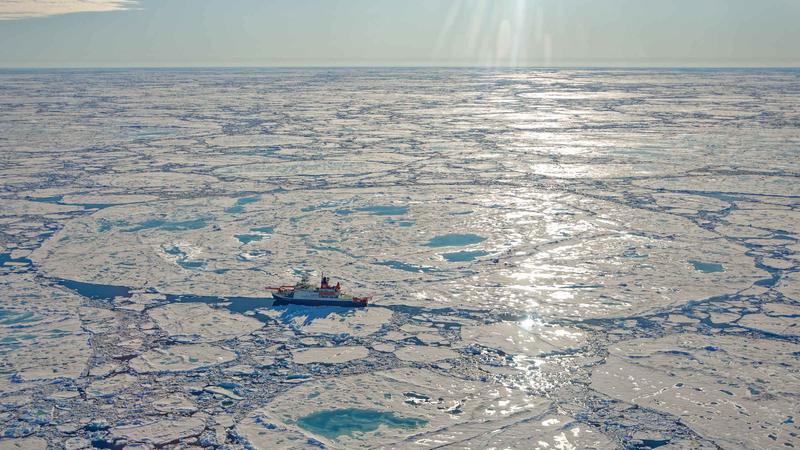 FS Polarstern an der MOSAiC-Eisscholle