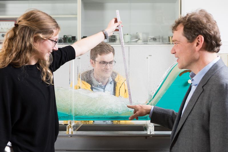Professor Gerhard Haimerl mit Studierenden im Labor für Wasserbau der Hochschule Biberach