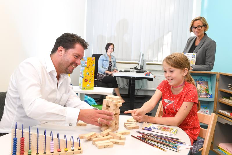 Martin Bornträger, Präsident, Olivia Stipp, Personalentwicklung (beide HSPV NRW), Klara und Andrea Nagel, Gleichstellungsbeauftragte der HSPV NRW bei der Eröffnung des Eltern-Kind-Büros in der Zentrale in Gelsenkirchen.