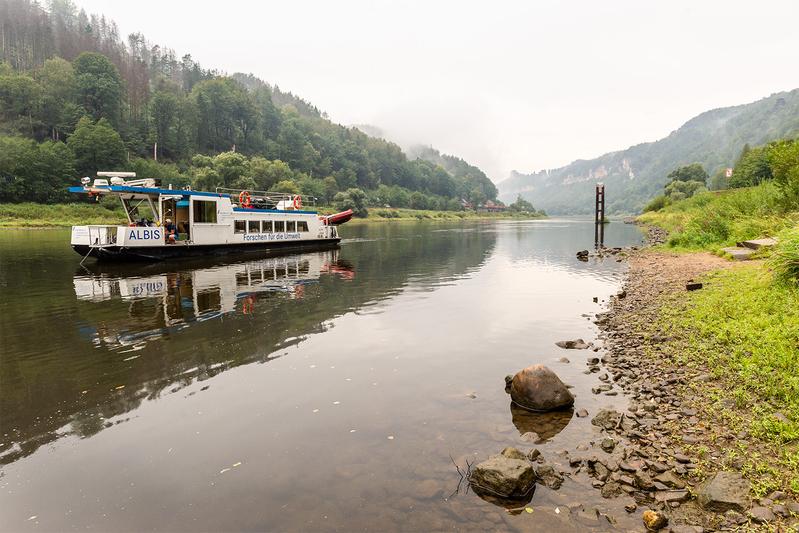 Langanhaltende Hitze- und Trockenperioden hatten 2019  zu Niedrigstwasserständen in der Elbe geführt. Die stark abgesunkenen Grundwasserspiegel der letzten Jahre und relative geringe Niederschläge im Frühjahr führen auch in diesem Jahr zu niedrigen Pegeln.