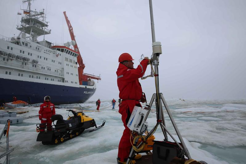 Dismantling of the equipment on the ice floe.