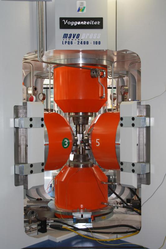 Die MOVA-Hochdruckpresse im Bayerischen Geoinstitut (BGI) der Universität Bayreuth kann Drücke von bis zu 15 Gigapascal (GPa) erzeugen und Gesteinsproben auf mehr als 2.000 Grad Celsius aufheizen. 