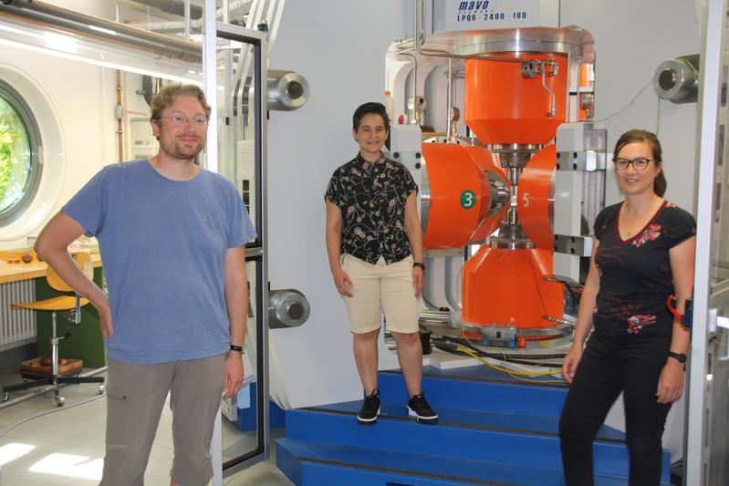 Members of the BGI research team: (from left to right) Prof. Dr. Gregor Golabek, Danielle Silva Souza B.Sc., Prof. Dr. Audrey Bouvier. 