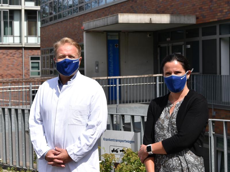 Bild: Dr. Jan Hammer, Chefarzt des Notfallzentrums, mit Dr. Tina Groll, Geschäftsführerin des Bergmannsheils