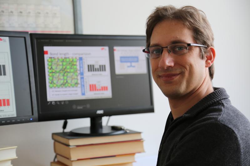 By combining two new machine-learning methods, TU Graz physicist Oliver Hofmann was able to refute theories on long-range charge transfer between organic and inorganic materials. 