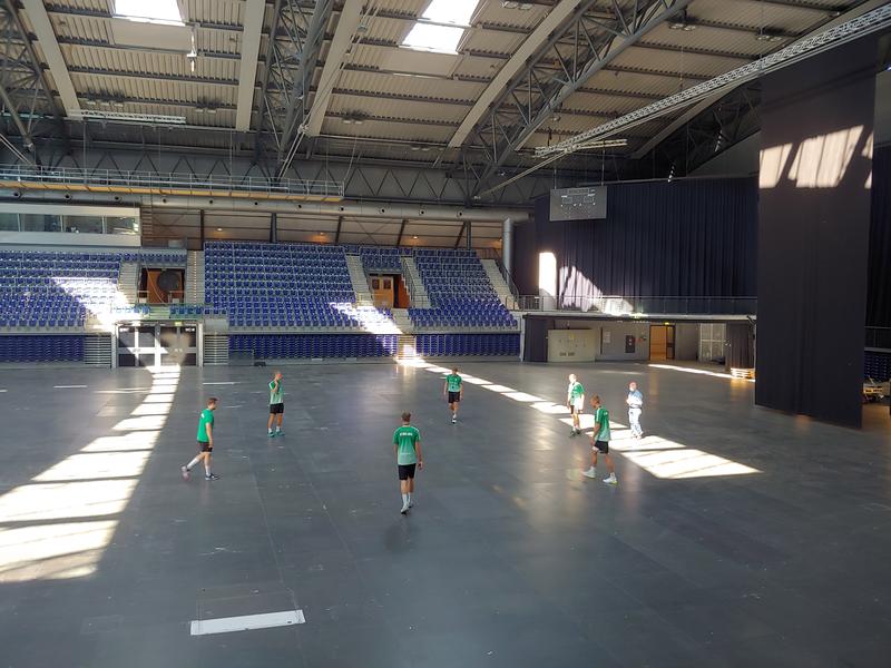 Handballer des SC DhfK Leipzig haben geholfen zu testen, ob die Tracking-Technik funktioniert. Damit werden beim RESTART-19-Experiment die Kontakte der Probanden gemessen.