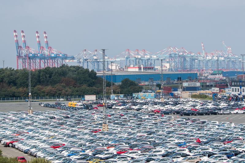 Mit 2,1 Millionen Fahrzeugen (2019) ist der AutoTerminal Bremerhaven einer der weltgrößten. Hier wurde das Isabella-System getestet. Mit Isabella 2.0 setzen die Partner BIBA, BLG LOGISTICS und 28Apps Software ihre erfolgreiche Zusammenarbeit nun fort.