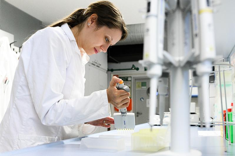 Julia Kenzel bei der Arbeit im Bioanalytik-Labor der Hochschule Coburg.
