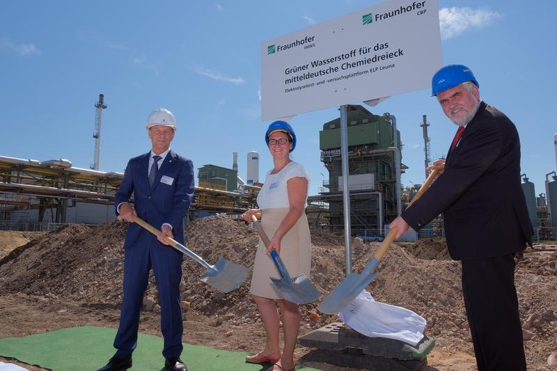 Dr. Markus Wolperdinger, Leiter des Fraunhofer IGB, Dr. Sylvia Schattauer, stv. Leiterin des Fraunhofer IMWS und Prof. Armin Willingmann, Minister für Wirtschaft, Wissenschaft und Digitalisierung des Landes Sachsen-Anhalt, beim Spatenstich.