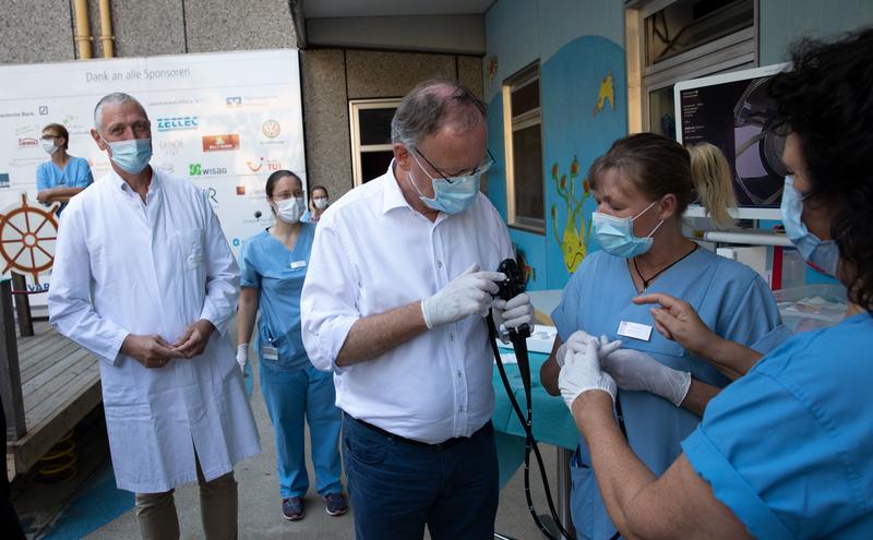 Mit Durchblick: Professor Dr. Ulrich Baumann, Dr. Frauke Mutschler, Stephan Weil und Endoskopieschwester Heike Hillebrecht (von links) bei der Demonstration einer Speiseröhren-Endoskopie. 