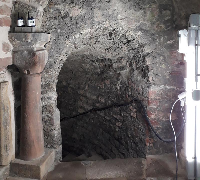 Die Treppe im Vorraum führt hinuter zum stark beschädigten Badeschacht.