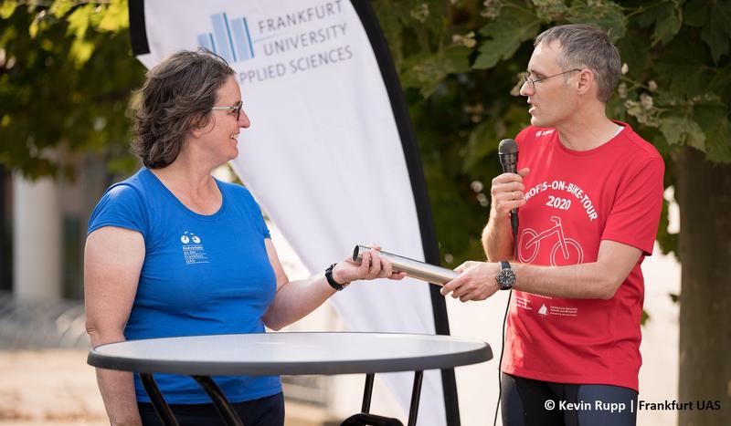 Staffelstab übergeben: Für die zweite Etappe übernimmt Prof. Dr. Petra K. Schäfer von der Frankfurt University of Applied Sciences den Stab von der Hochschule Karlsruhe.