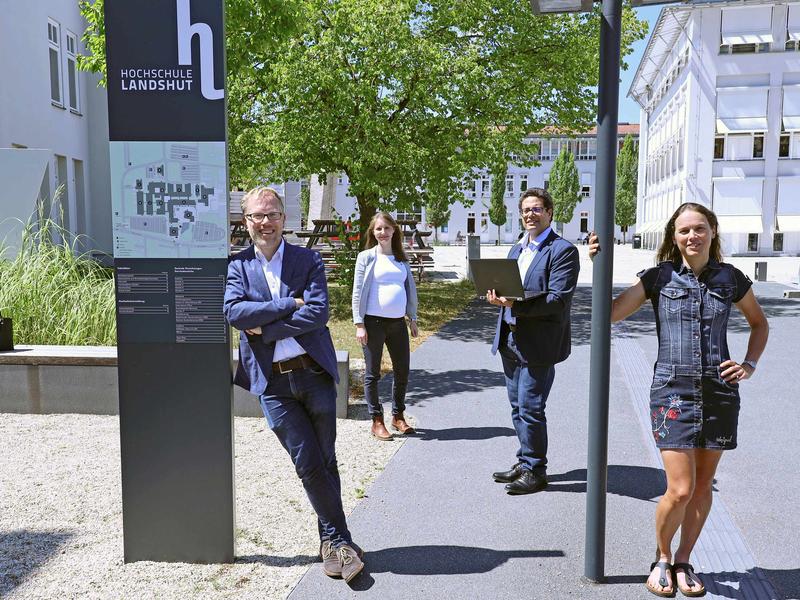 Prof. Dr. Holger Timinger, Prof. Dr. Mona Riemenschneider, Prof. Dr. Abdelmajid Khelil und Prof. Dr. Maren Martens (von links) haben das neue Institut gegründet.