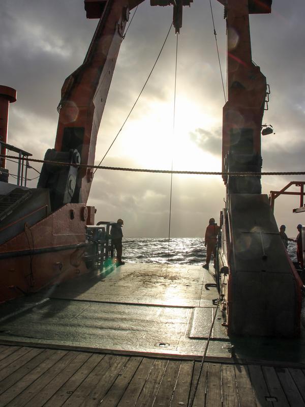 Warten auf die Proben aus der Tiefe auf dem Forschungschiff SONNE. 