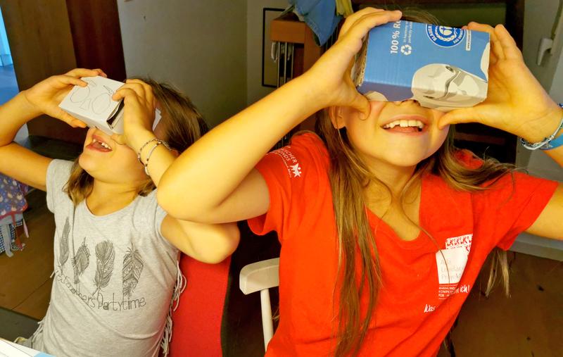 In einem Workshop der Kinder-Uni bauen die Kinder eine VR-Brille und tauchen ein in virtuelle Welten.