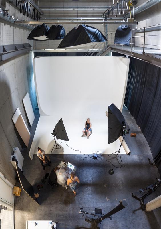 Blick aus der Vogelperspektive in das großzügige Fotostudio mit Hohlkehle der Fakultät Gestaltung