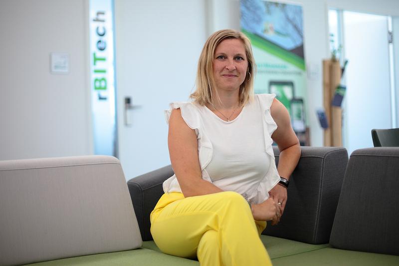 Melanie Bachinger im Büro ihres IT-StartUps rBITech, gegenüber der OTH Regensburg. Bachinger ist Wirtschaftsinformatik-Absolventin der OTH Regensburg.