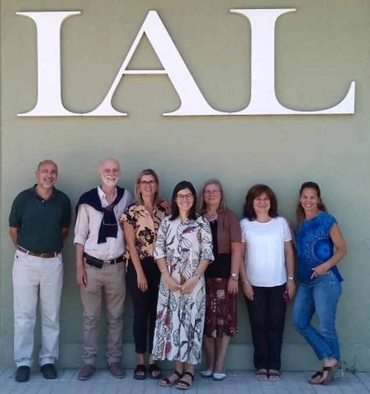 Regina Mencia (middle) with her supervisors Prof. Elina Welchen (left) and Prof. Jutta Ludwig-Müller (right) as well as other representatives of the UNL and the Doctoral Committee.