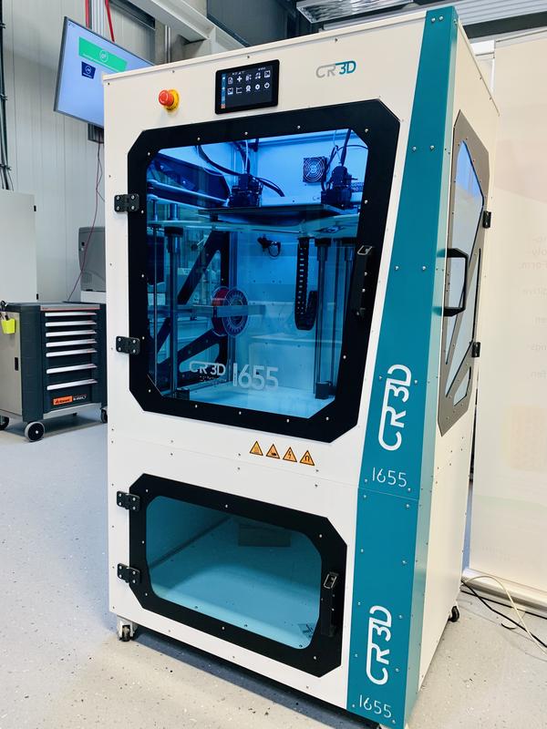 Seit Ende Juli 2020 in Betrieb: die neue Maschine für Materialextrusion im Forschungs- und Anwendungszentrum 3D-Druck am Lehrstuhl für Umweltgerechte Produktionstechnik (LUP).