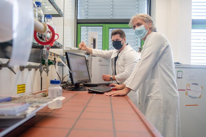  Das Bochumer Team hat neue Einblicke in die Funktion Wasserstoff produzierender Enzyme erlangt, wie sie in Grünalgen vorkommen. 