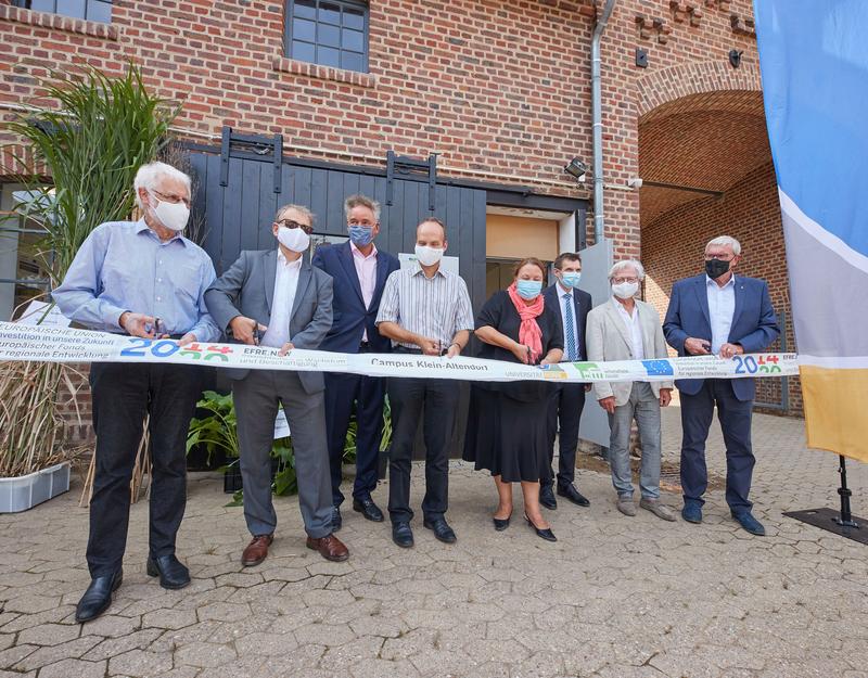 Eröffnung des Papiertechnikums (v.l.) Prof. Dr. Gerhard Schiefer, Prorektor Prof. Dr. Klaus Sandmann, Dirk Vianden, Prof. Dr. Ralf Pude, Ursula Heinen-Esser, Kanzler Holger Gottschalk, Dekan Prof. Dr. Peter Stehle und Landrat Sebastian Schuster.