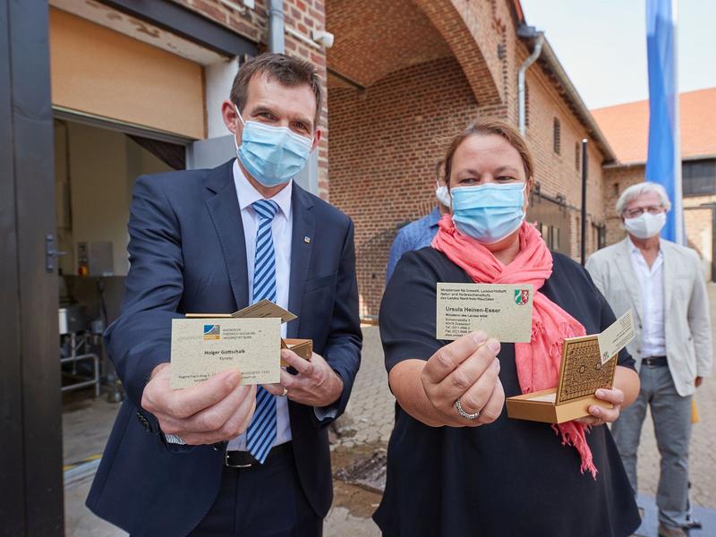 Nachhaltige Visitenkarten erhielten Ministerin Ursula Heinen-Esser (rechts) und Kanzler Holger Gottschalk. 