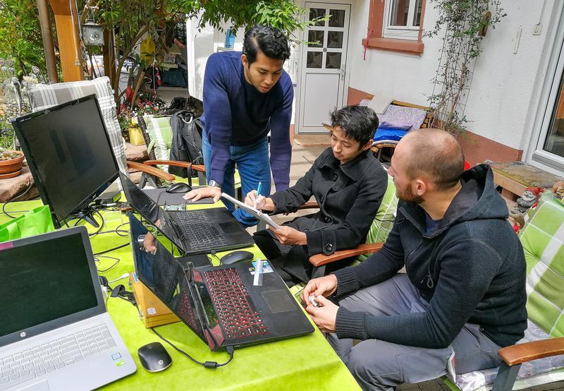 Von Studierenden entwickelte IoT-Systeme(Internet of Things), die über das Internet in Echtzeit und länderübergreifend bedient und gesteuert werden (Foto vor der Corona-Pandemie) 