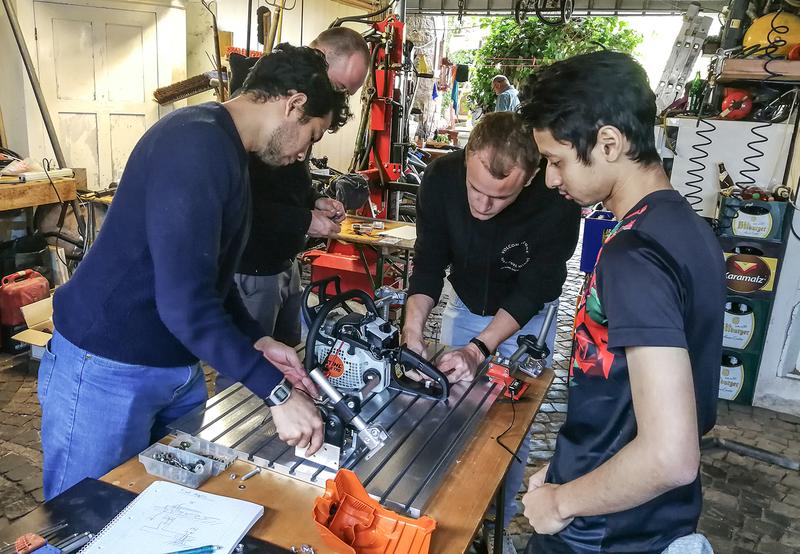 In kleinen Gruppen können die Studierenden praktisch zu Hause oder im Studentenwohnheim zusammenarbeiten. Hierfür nehmen sie die Laborausstattung mit nach Hause (Foto vor der Corona-Pandemie)