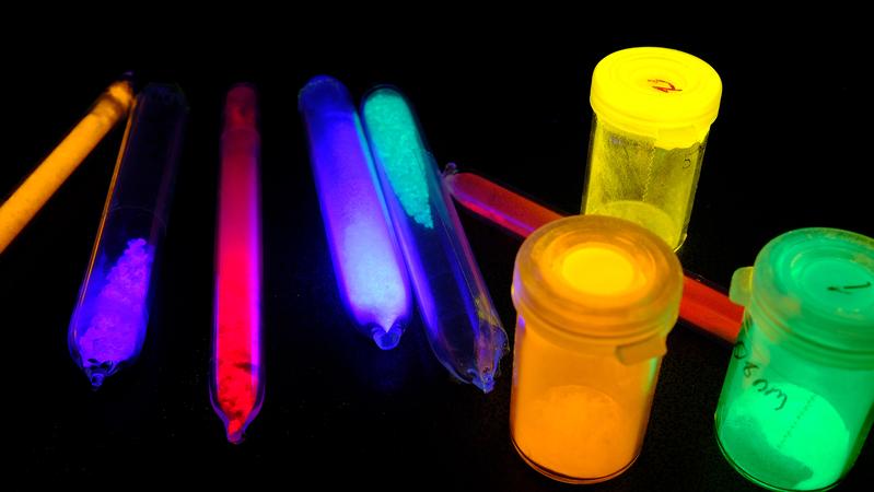 Emission von Nano-Leuchtstoffen unter UV-Licht